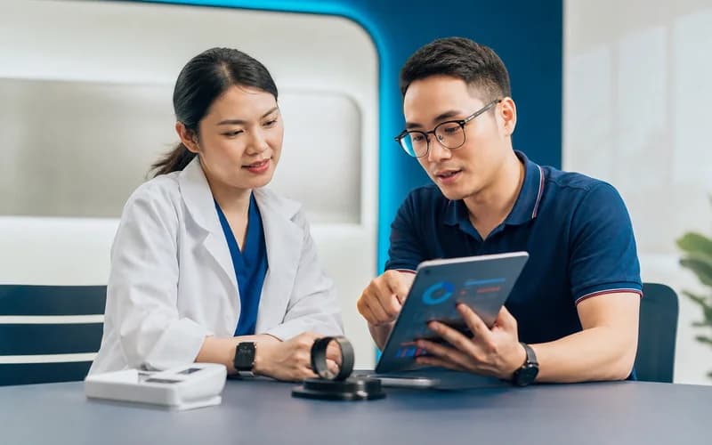 Chuyên gia y tế và kỹ sư cùng xem thiết bị chăm sóc sức khỏe thông minh