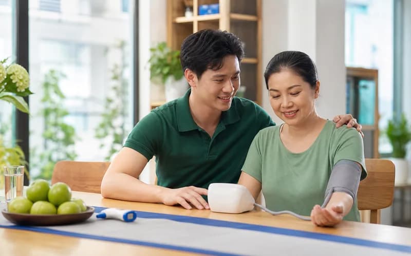 Gia đình chủ động kiểm tra sức khỏe tại nhà bằng thiết bị y tế