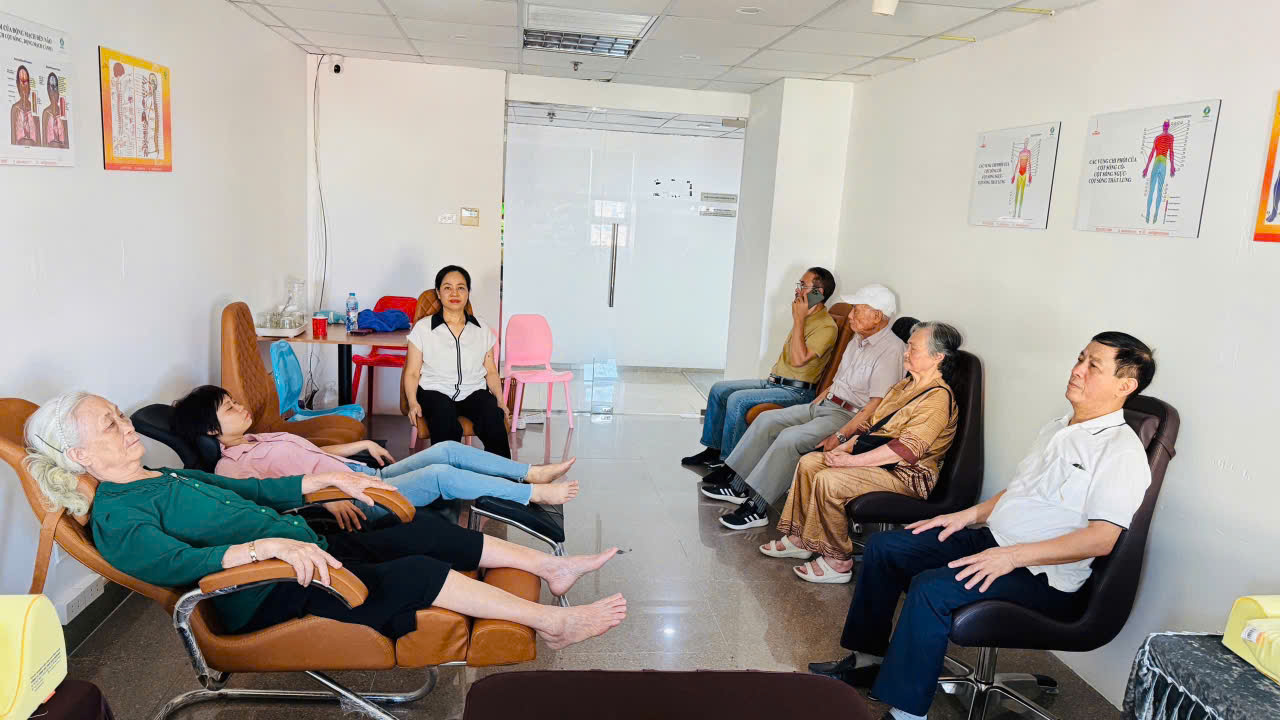 Chuyên viên SRV tư vấn trực tiếp cho khách hàng tại trung tâm